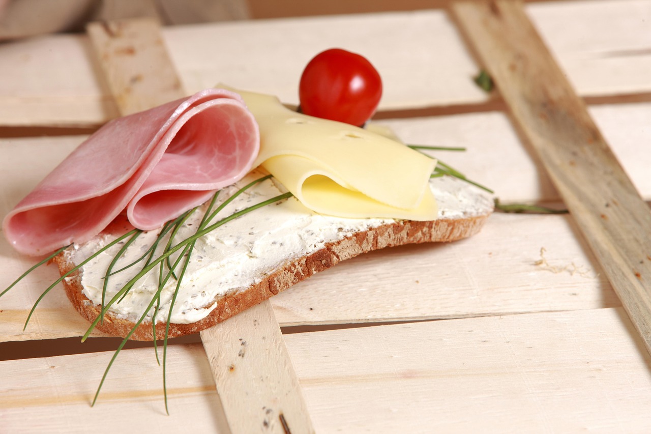 Bread with ham and cheese